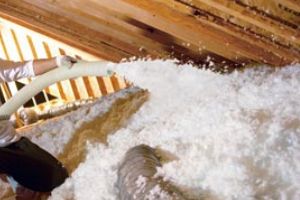 Insufflaggio di fiocchi di lana di vetro nelle intercapedini